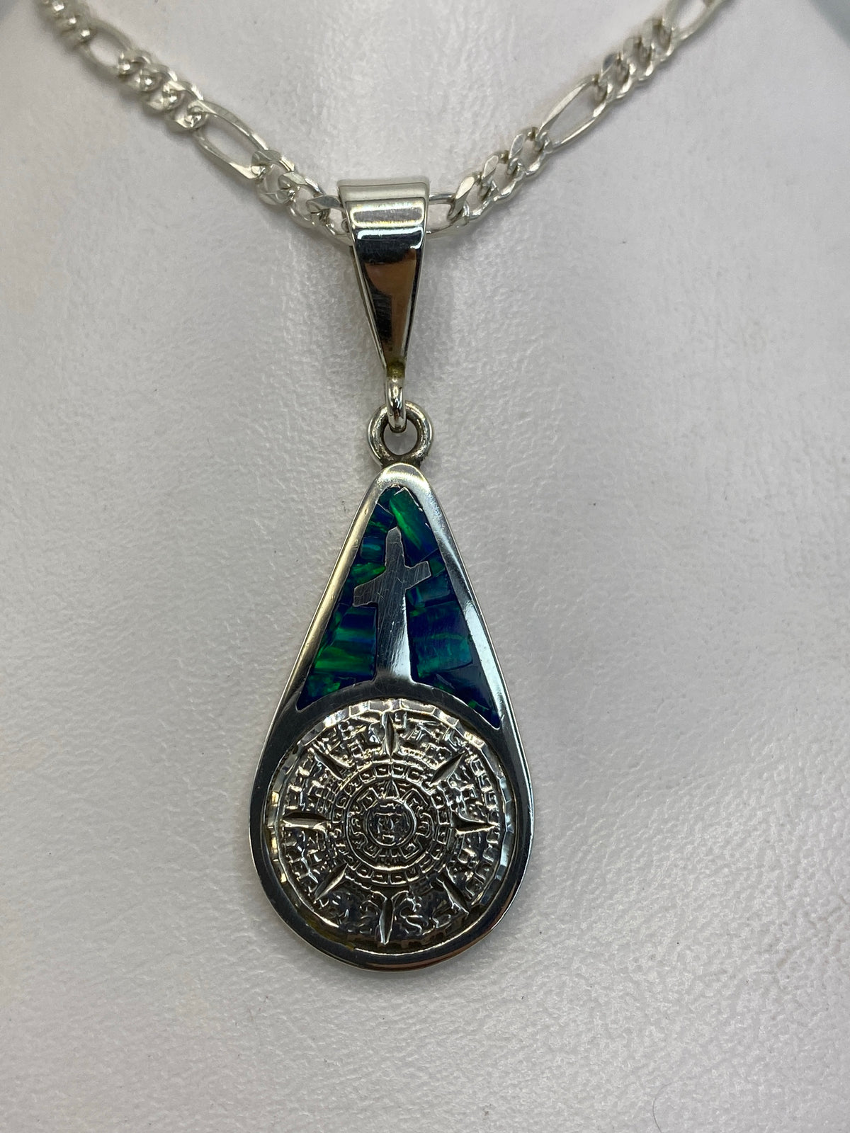 Dije de plata 950 con cruz y Calendario Azteca en ópalo de fuego azul