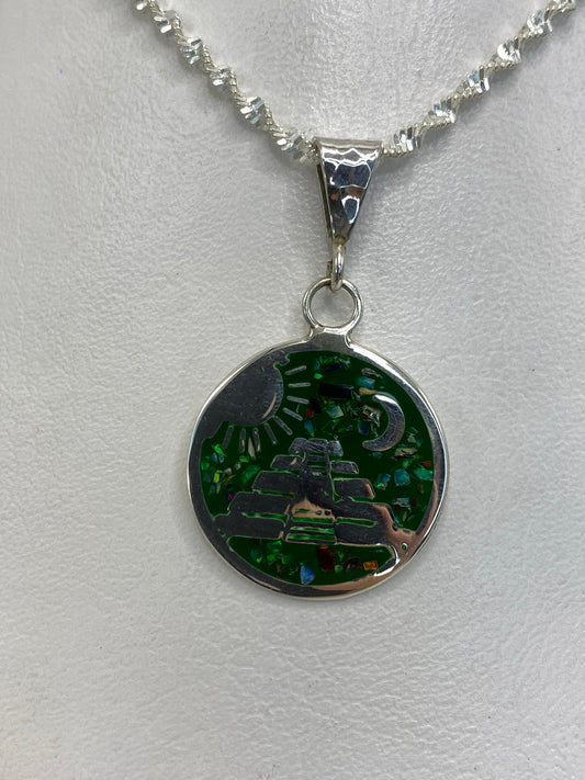 Dije de plata pirámide azteca con ópalo de fuego multicolor en cadena plateada