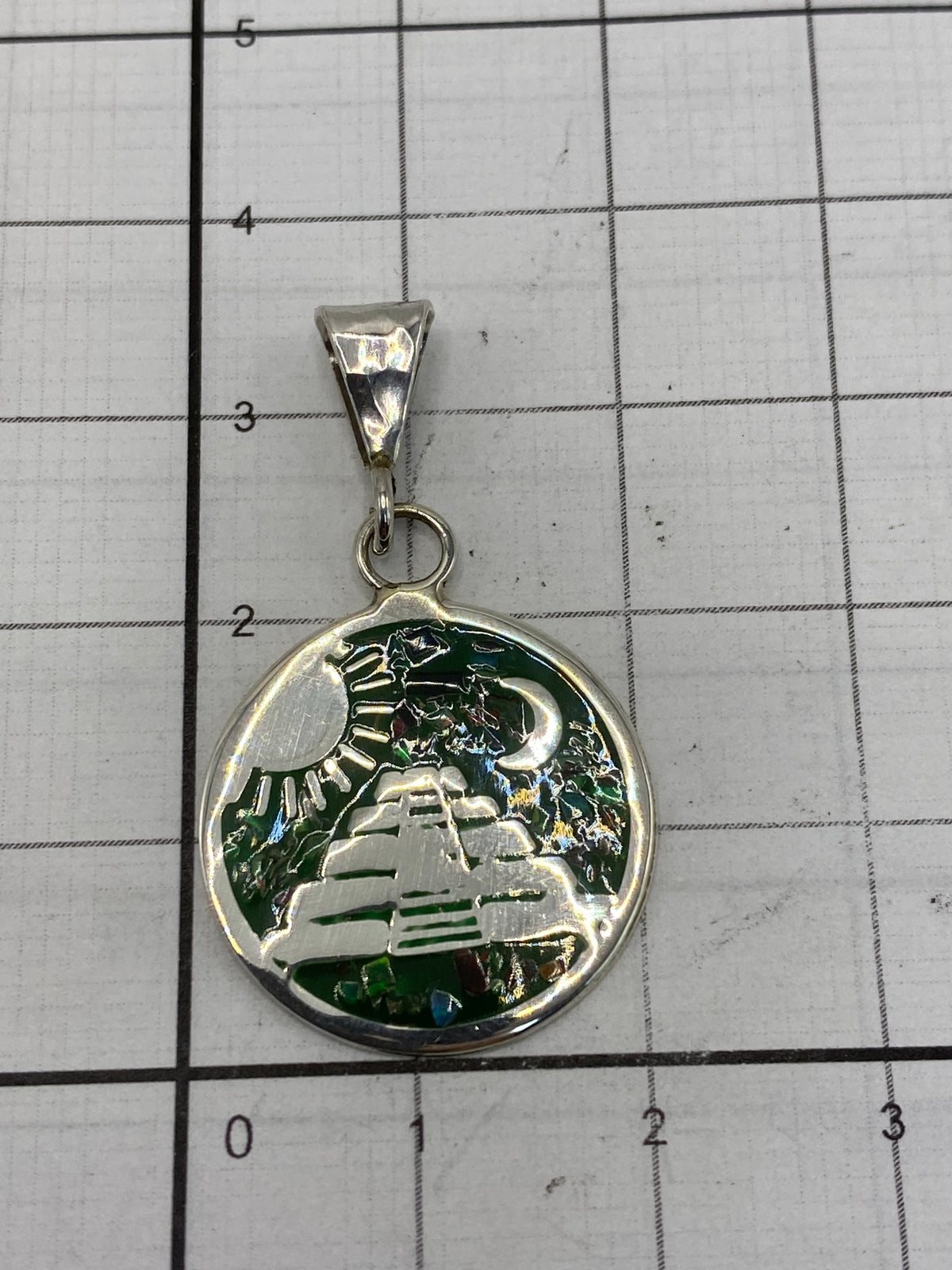 Reverso del dije mostrando el pulido y el sello de plata 925