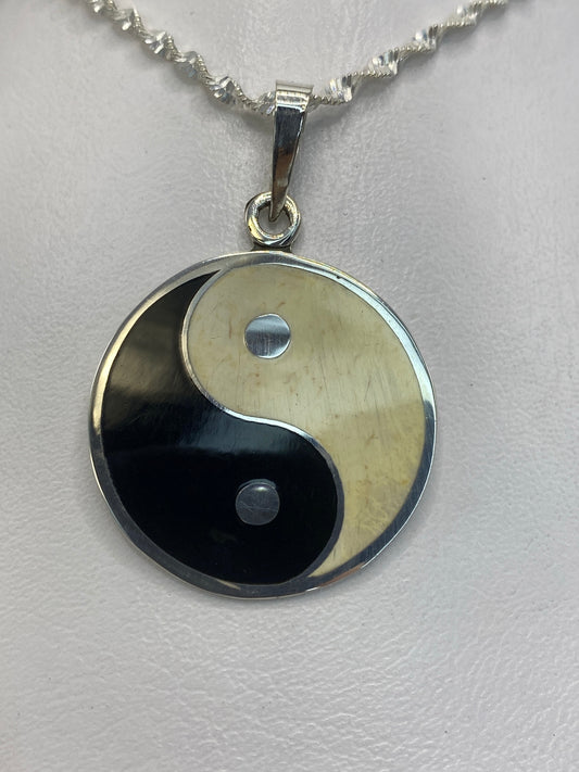 Dije yin-yang de plata 925 de Taxco colgado en cadena serpentín, símbolo clásico blanco y negro