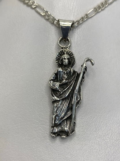Dije de San Judas Tadeo en plata 925 con aureola radiante, frente a la cámara