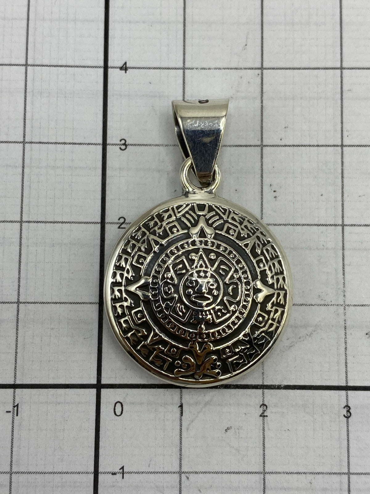 Reverso del dije mostrando el Quinto 925 y el asa de colgante pulida
