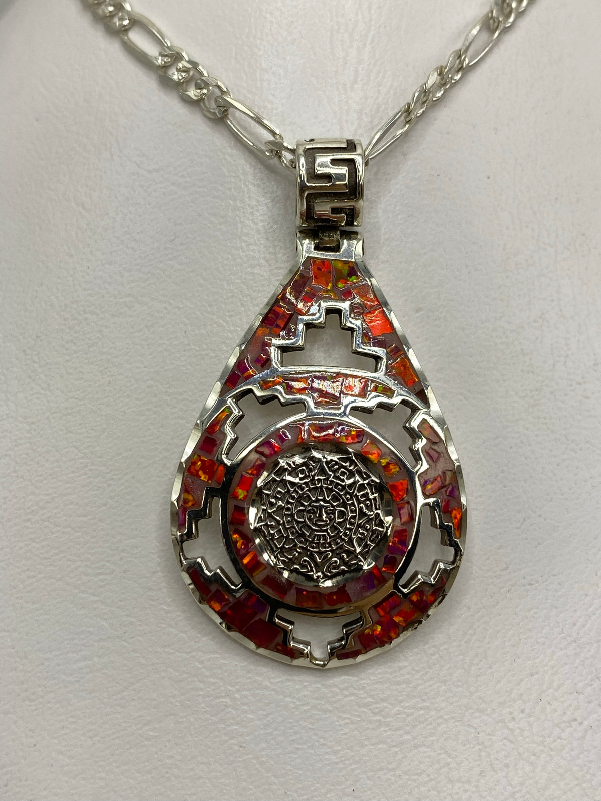 Dije prehispánico de plata 950 con ópalo de fuego rosa, frente