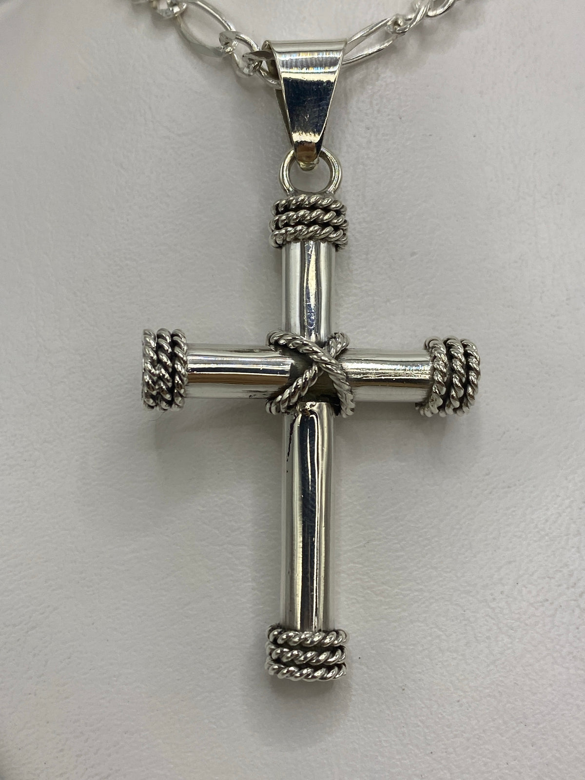 Dije cruz de plata 925 con técnica combinada, vista frontal completa mostrando detalles trenzados