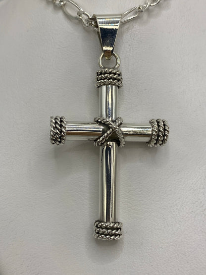Dije cruz de plata 925 con técnica combinada, vista frontal completa mostrando detalles trenzados
