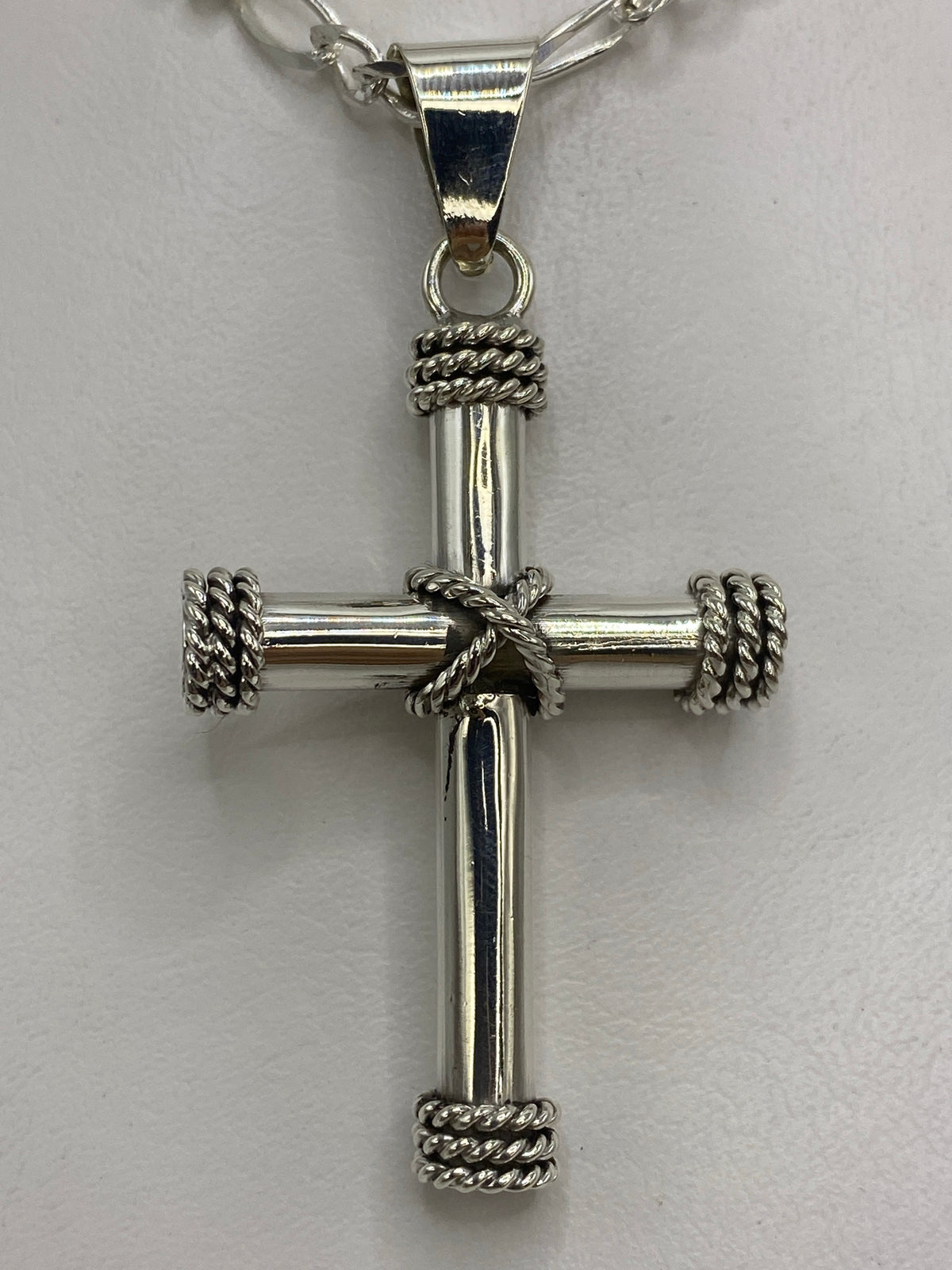 Detalle de los hilos trenzados en los brazos de la cruz de Taxco