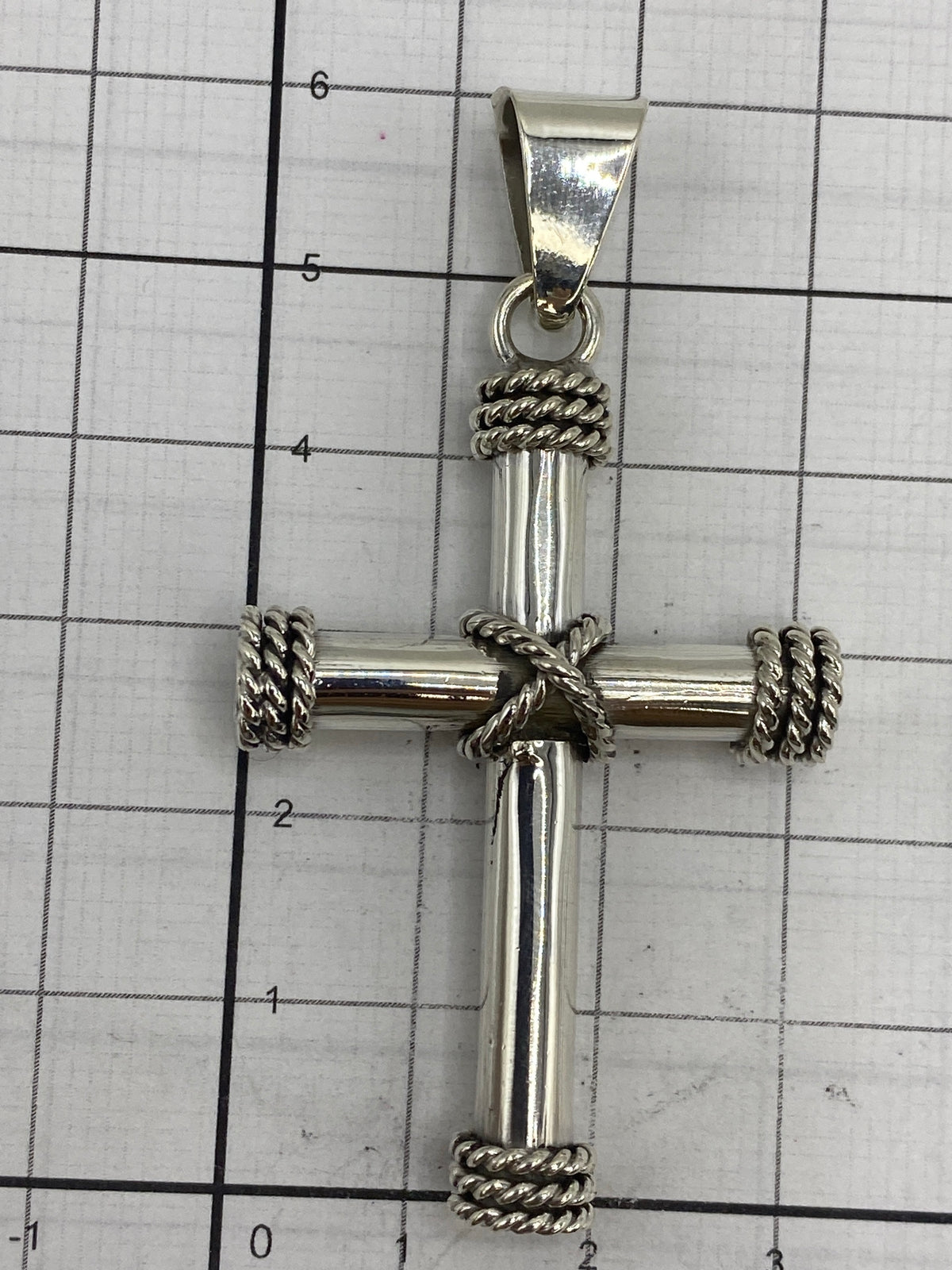 Dije cruz de plata 925 con Quinto grabado en el reverso del travesaño