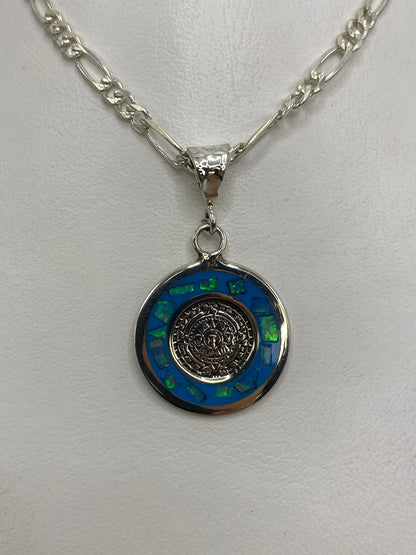 Detalle frontal del Calendario Azteca en relieve con ópalo azul incrustado en periferia