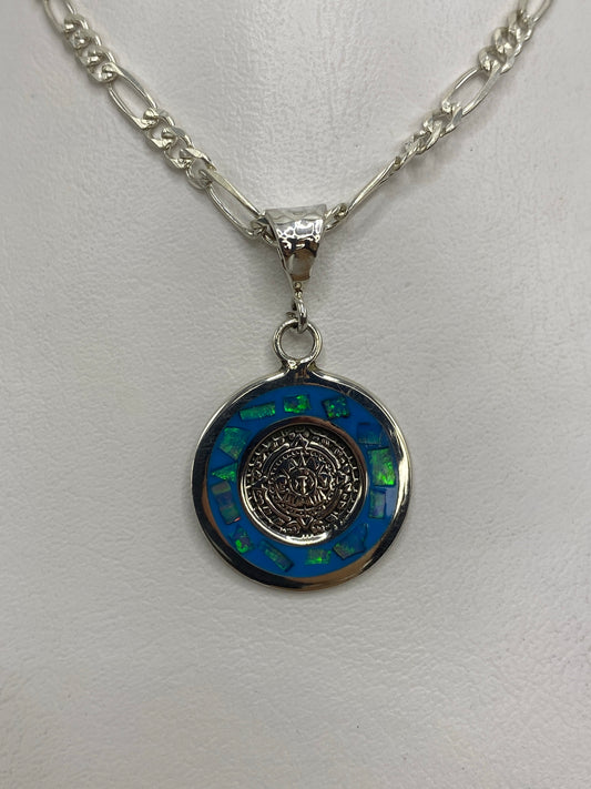 Detalle frontal del Calendario Azteca en relieve con ópalo azul incrustado en periferia