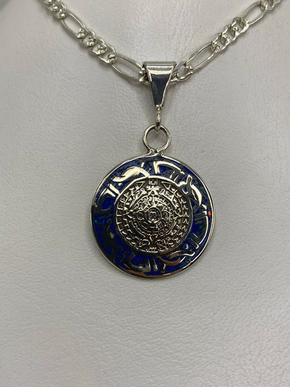 Dije de plata Calendario Azteca con ópalo de fuego azul, colgando de cadena figaro en estudio