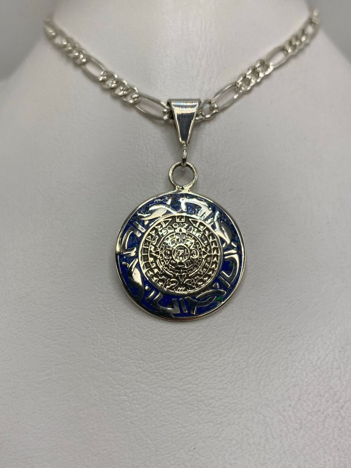Detalle del Calendario Azteca en relieve con ópalo de fuego azul engastado en el centro