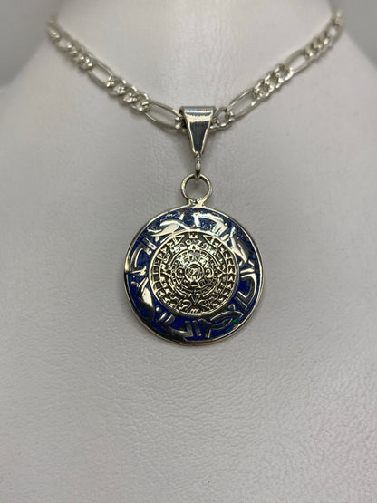Detalle del Calendario Azteca en relieve con ópalo de fuego azul engastado en el centro