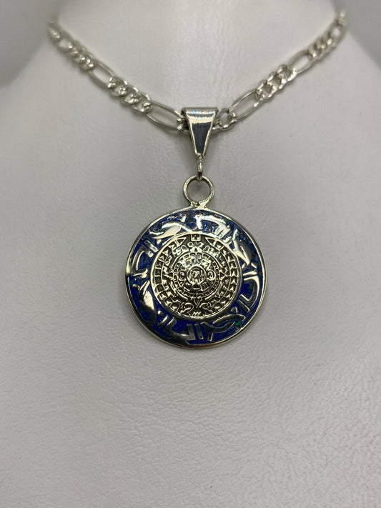 Detalle del Calendario Azteca en relieve con ópalo de fuego azul engastado en el centro