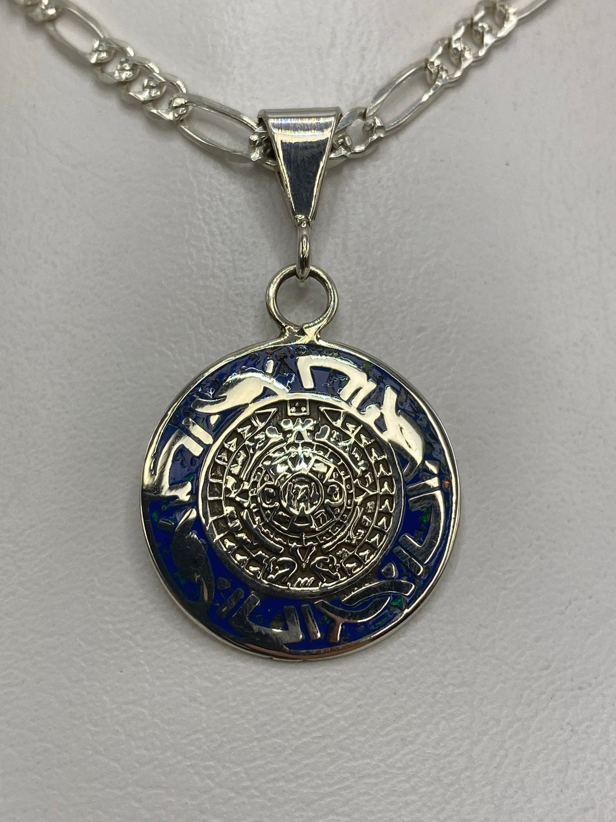 Vista del reverso del dije mostrando el Quinto 925 y acabado pulido de plata
