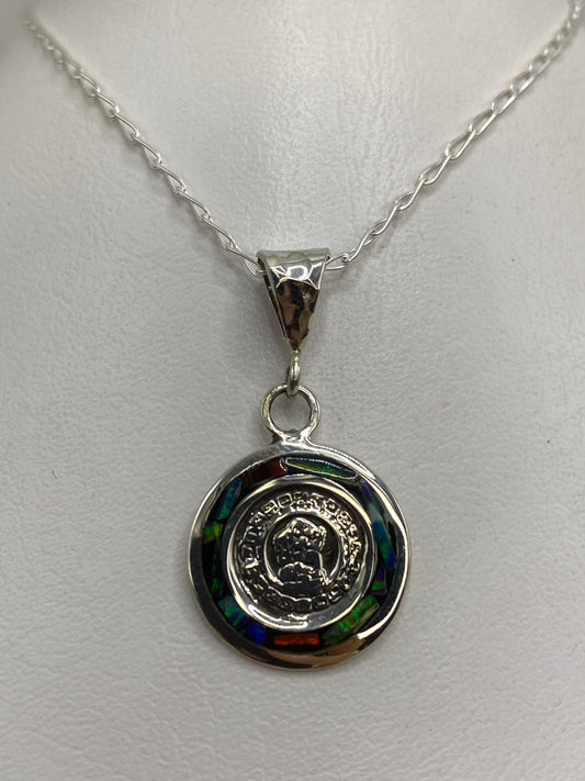 Dije de plata 925 con ópalo de fuego multicolor colgando de una cadena plateada