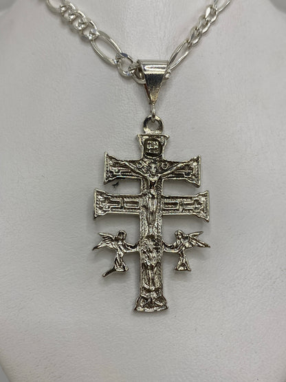Detalle del repujado y la fundición de la cruz de Caravaca de Taxco