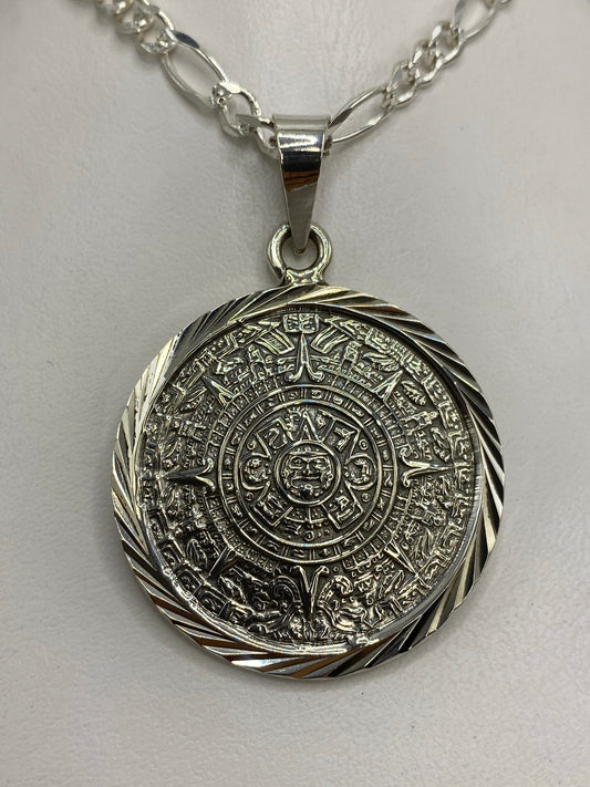 Dije de plata 925 con calendario azteca en relieve, vista frontal del símbolo prehispánico