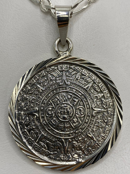 Dije de plata sobre regla métrica mostrando 5 cm de largo