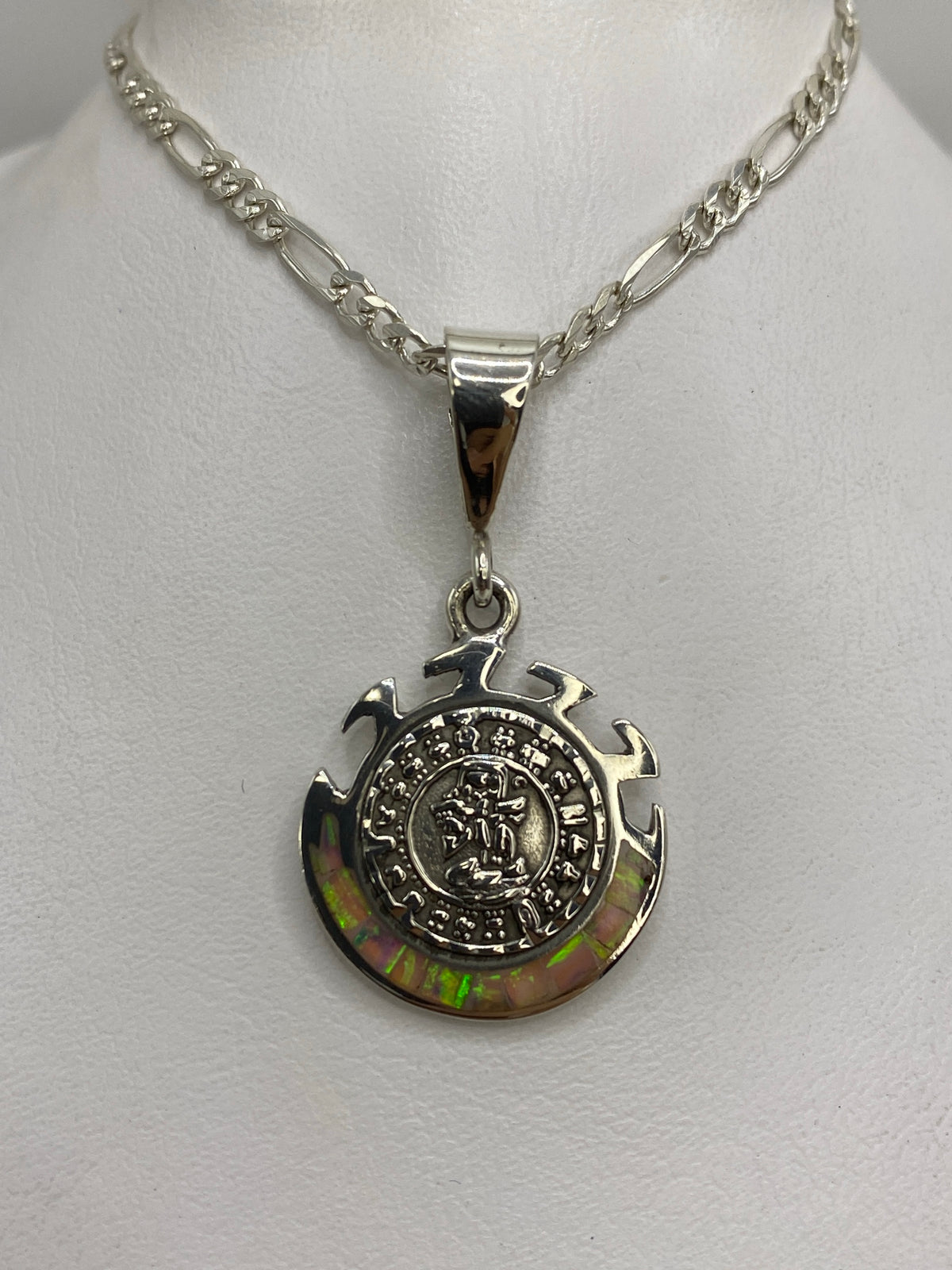 Detalle del calendario azteca grabado a mano sobre plata 950