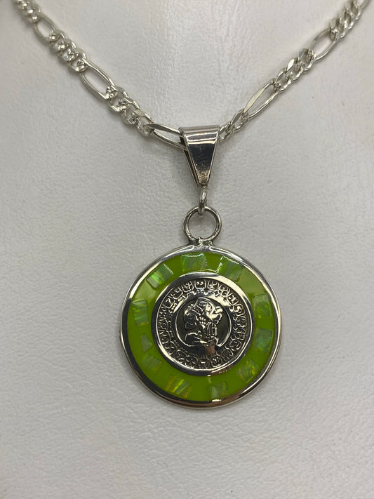 Dije de plata con moneda prehispánica y Ópalo de Fuego verde en collar de cadena