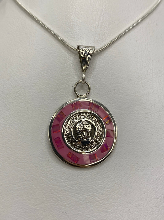 Dije de plata prehispánico con ópalo de fuego rosa suspendido en cadena de plata 925