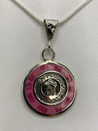 Medida del dije: 3.5 cm de largo × 2 cm de ancho junto a regla
