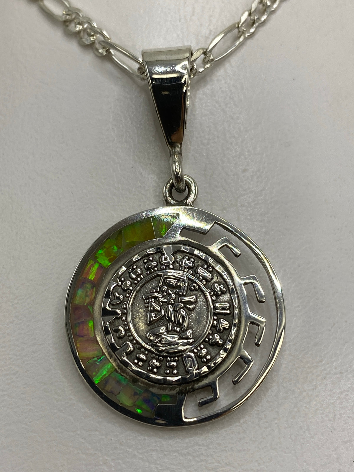 Dije de plata 950 sobre escala mostrando 4.2 cm de largo × 2.3 cm de ancho