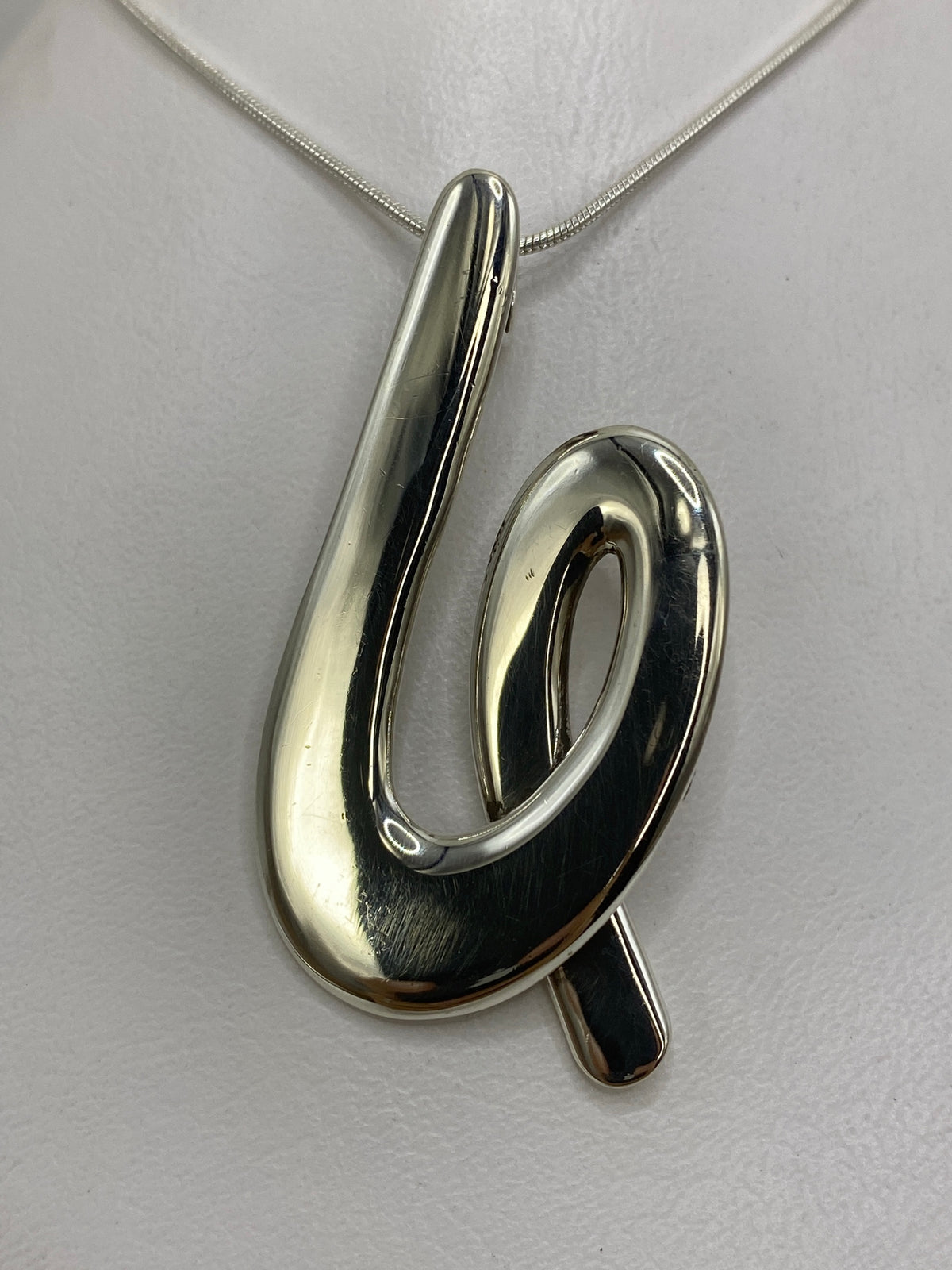 Dije de plata 925 con volumen orgánico y acabado espejo en cadena de plata