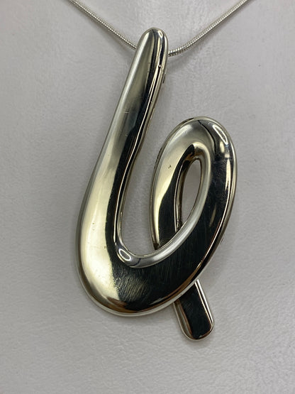 Dije de plata pura sin piedra visto desde arriba en fondo blanco