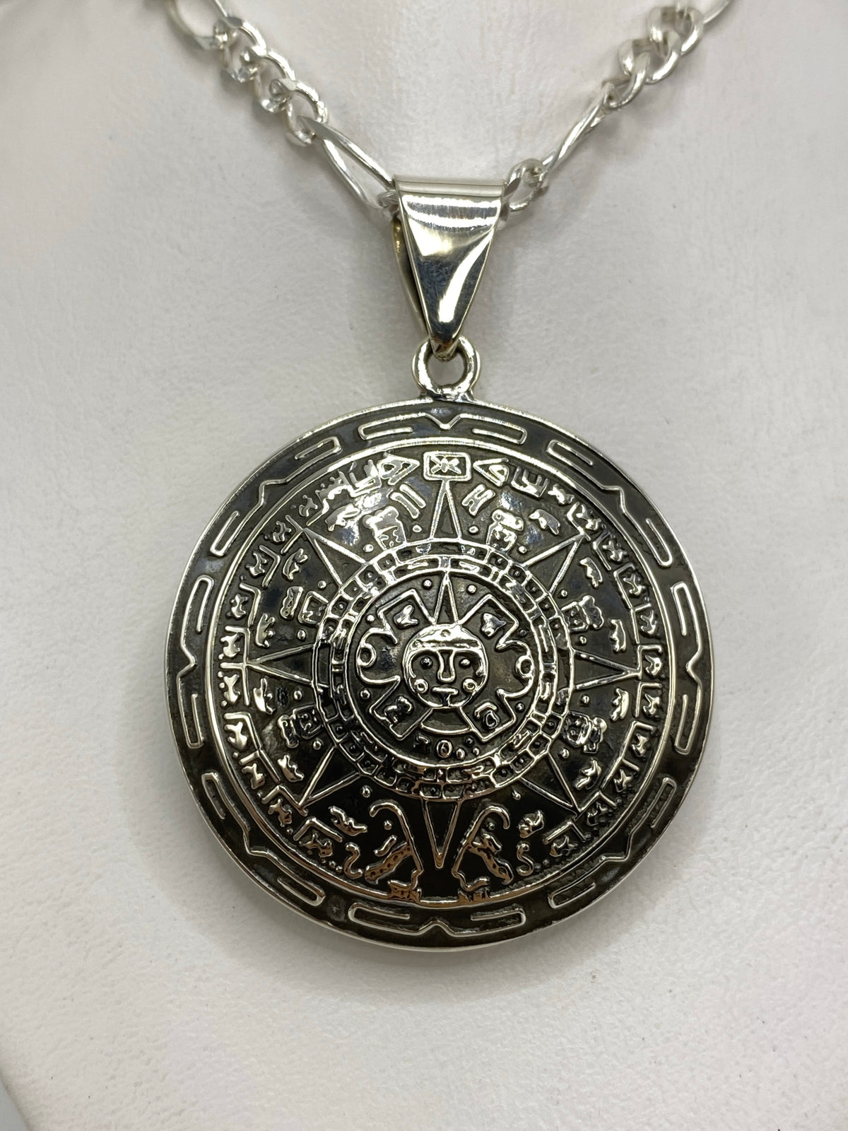 Dije de plata 925 con diseño del Calendario Azteca, grabado a mano en Taxco