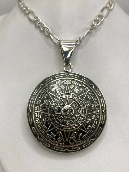 Vista frontal del dije mostrando los 20 signos mayas y círculos concéntricos