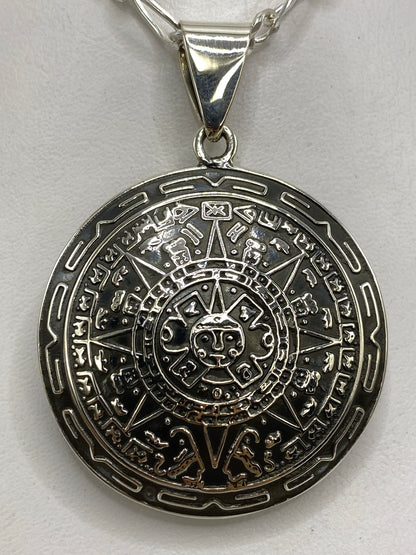 Detalle del grabado del Calendario Azteca con luz que resalta la plata pulida