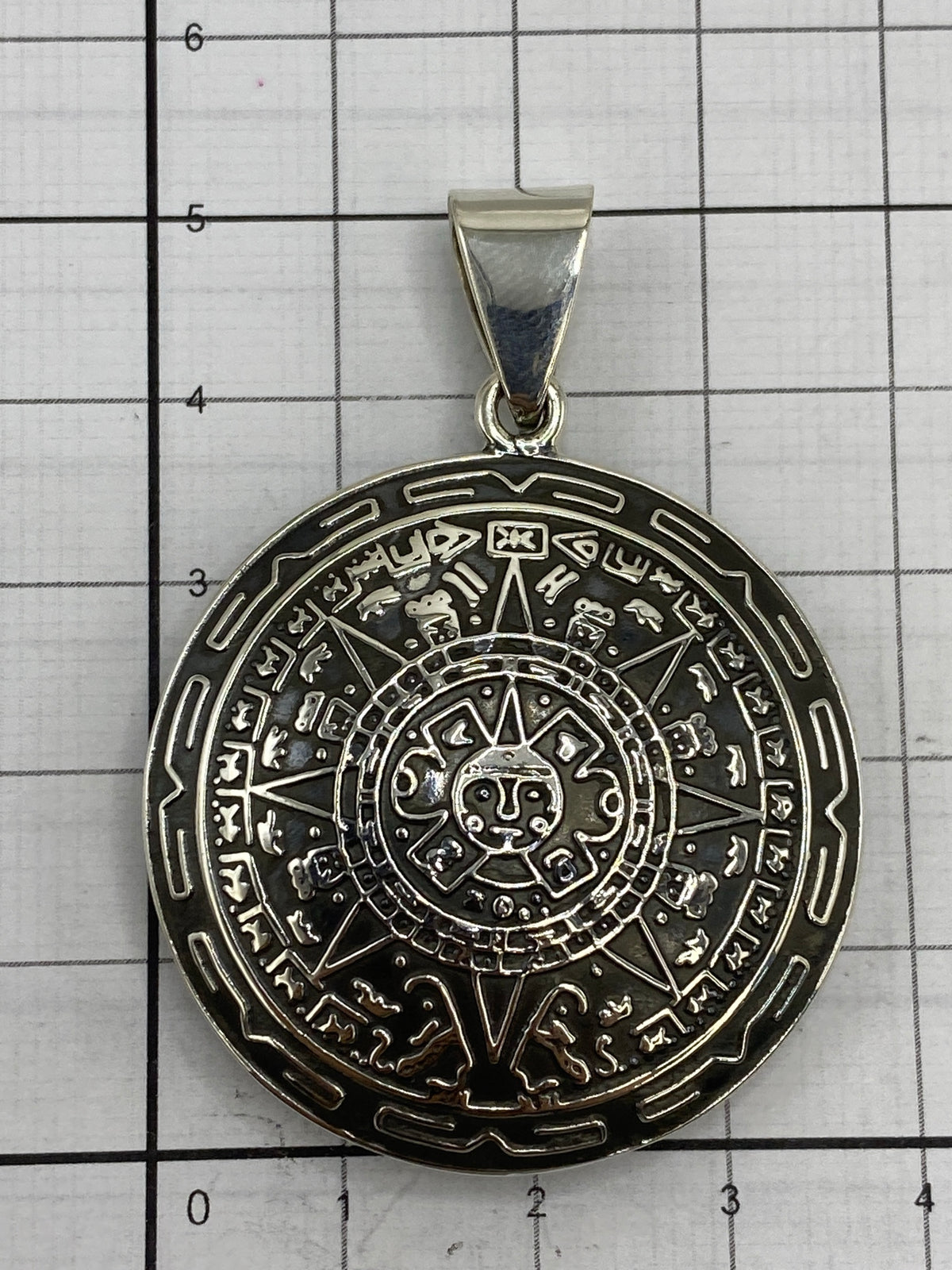 Dije sobre escala de centímetros — 5 cm de largo × 3.5 cm de ancho
