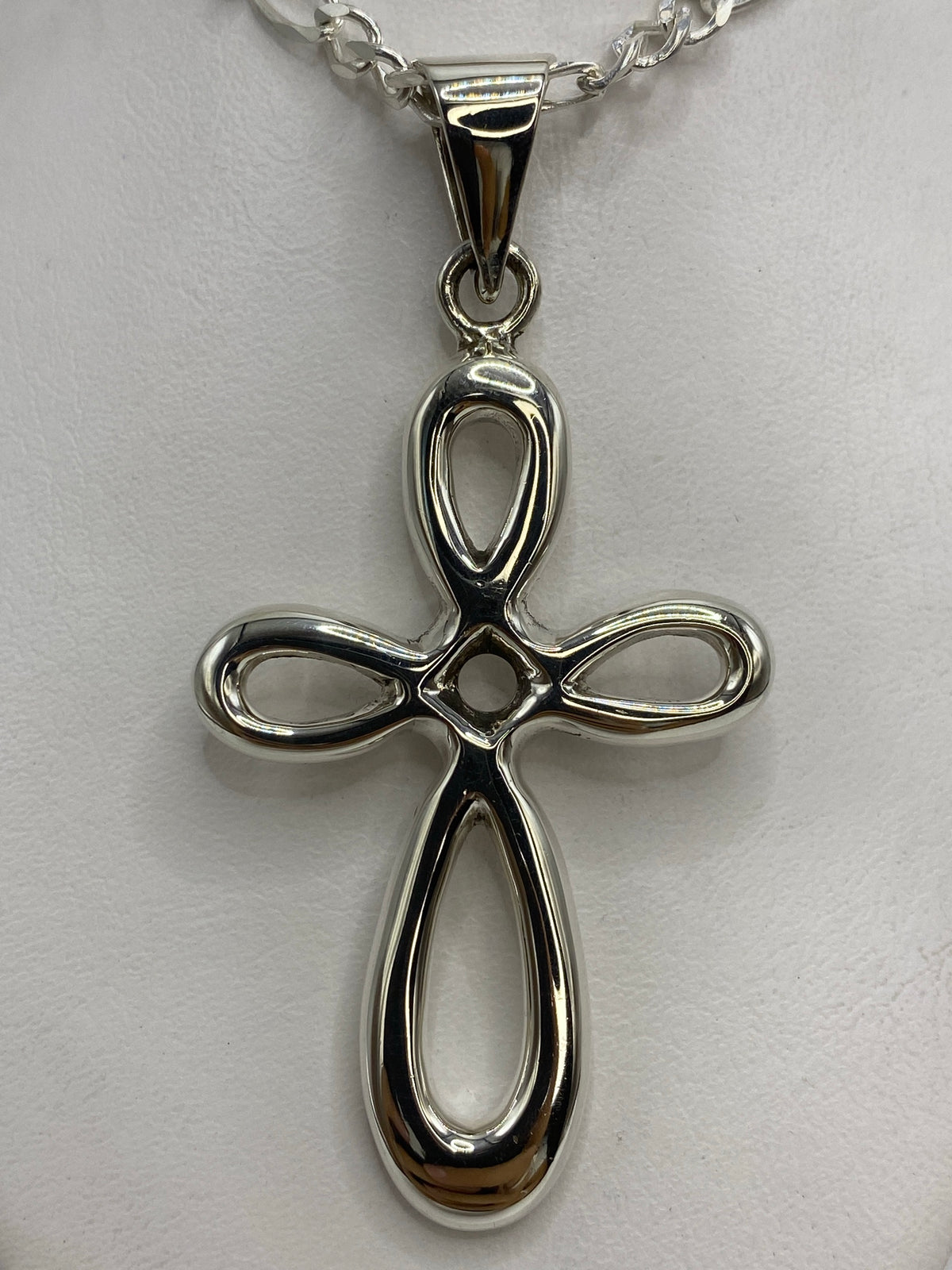 Dije cruz de plata 925 abierta, 7 cm de largo, diseño geométrico con volumen