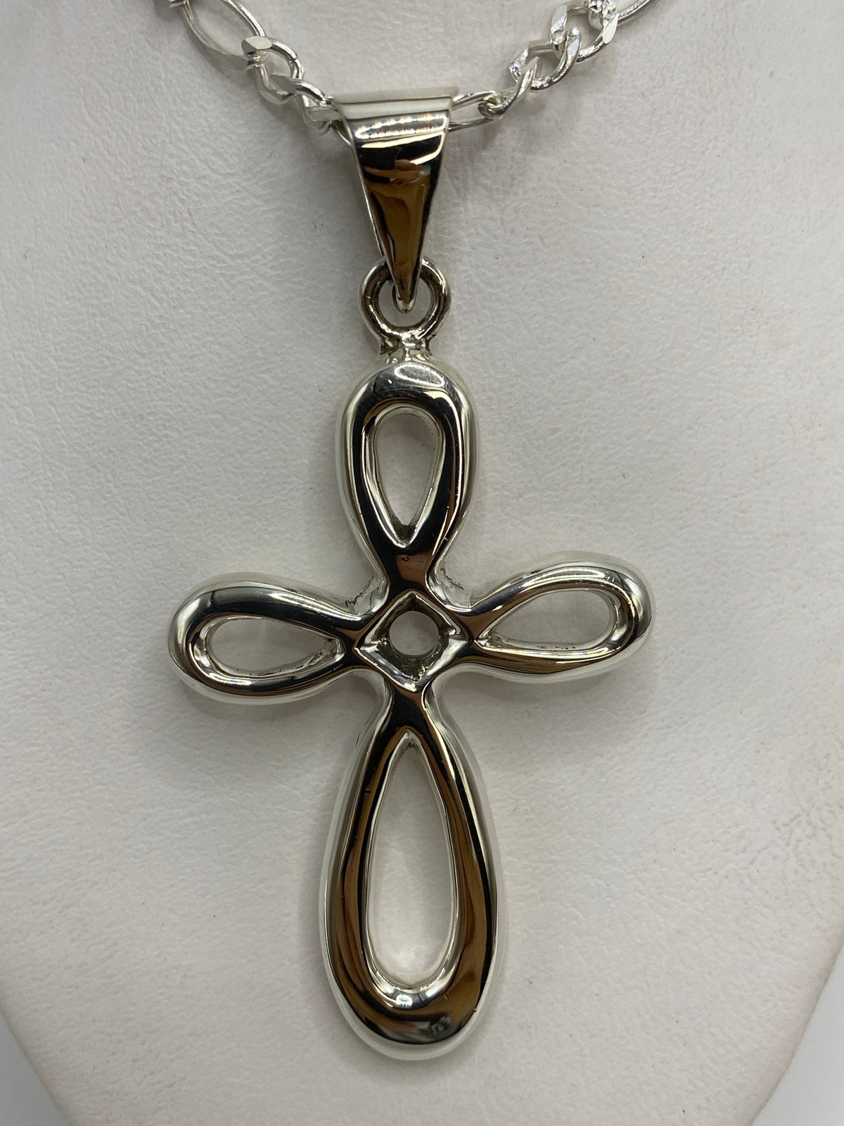 Detalle de la cruz de plata pulida mostrando el acabado brillante de Taxco
