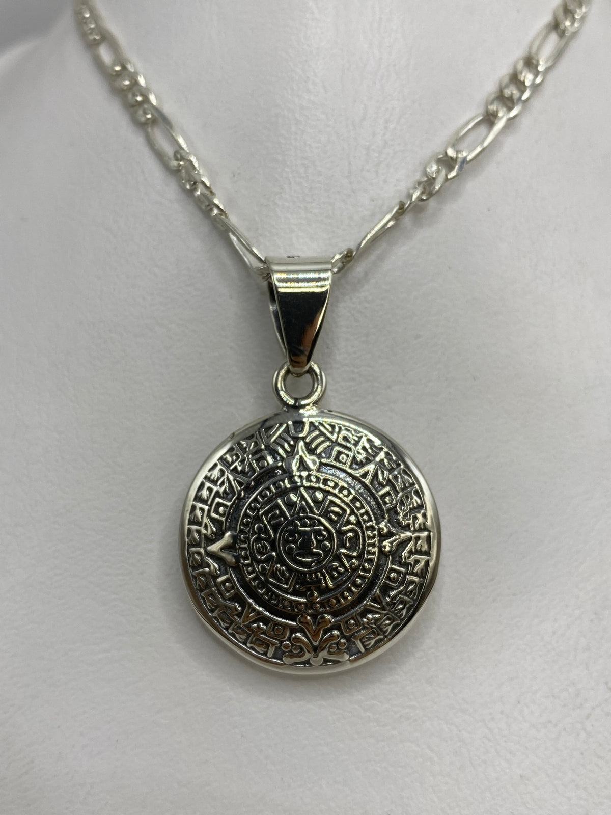 Vista frontal del dije de plata 925 con jeroglíficos aztecas concéntricos