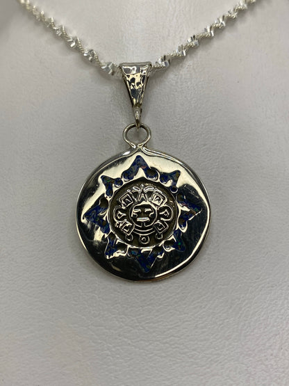 Dije de plata 925 con calendario azteca y Ópalo de Fuego multicolor colgado de cadena plateada