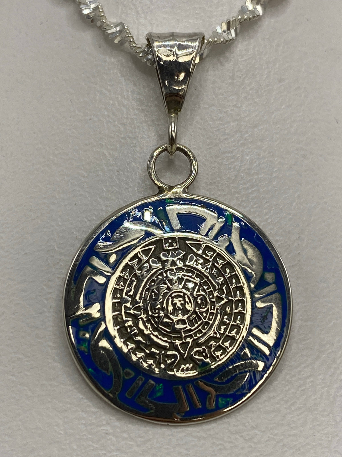 Medida del dije: 3.5 cm de largo × 2 cm de ancho sobre regla milimétrica