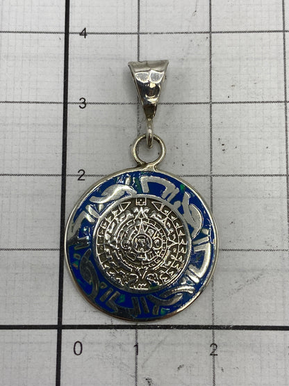Reverso del dije de plata mostrando el Quinto 925 de Taxco, México