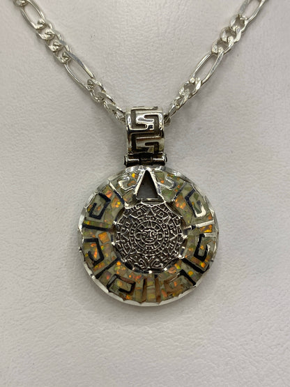 Dije de plata 950 con mandala prehispánico y ópalo de fuego blanco, de 3 × 2 cm