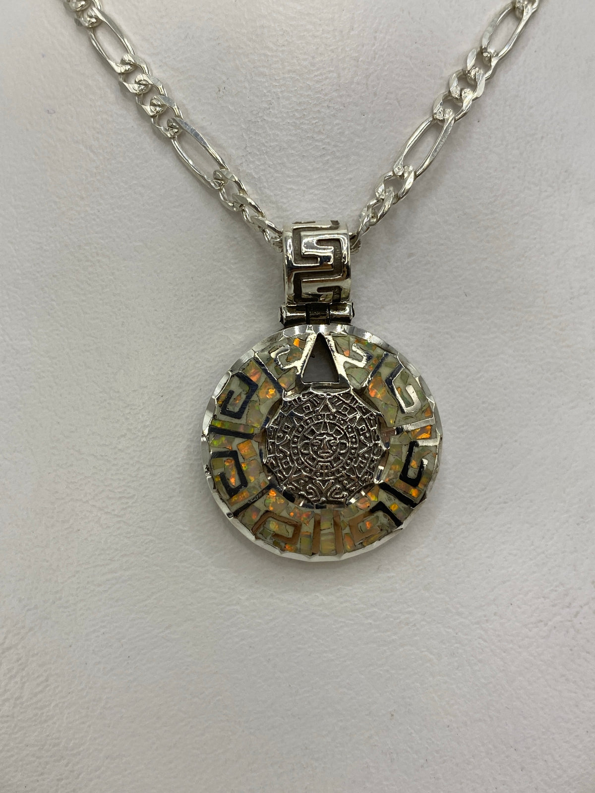 Detalle del engaste a mano del ópalo de fuego en el mandala de Taxco