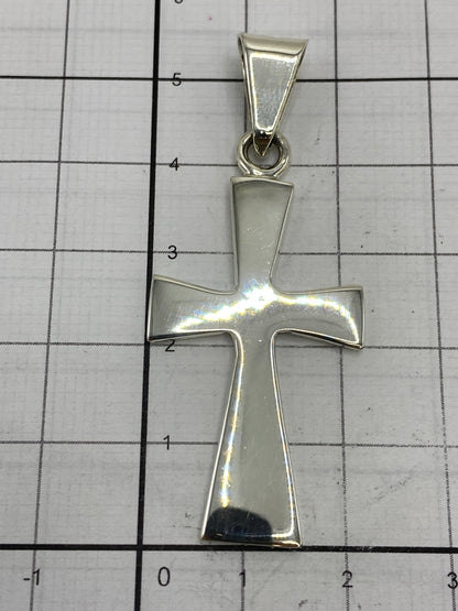 Dije cruz de plata en la palma de la mano, proporción real de tamaño