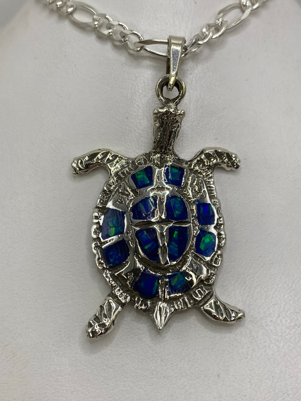 Dije de tortuga en plata 925 con ópalo de fuego azul y verde en detalle frontal