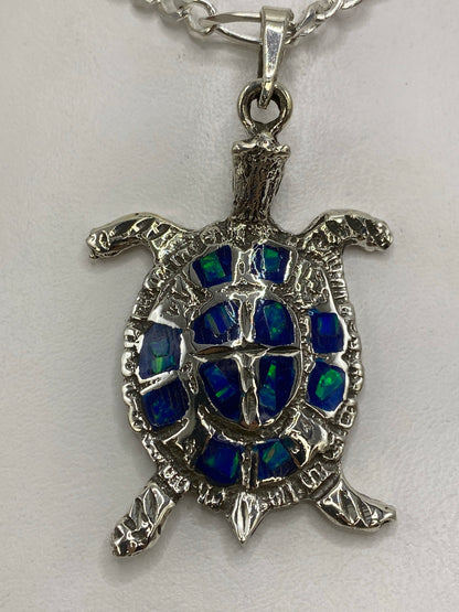 Dije de tortuga Taxco sobre escala de centímetros, 5.5 cm de largo