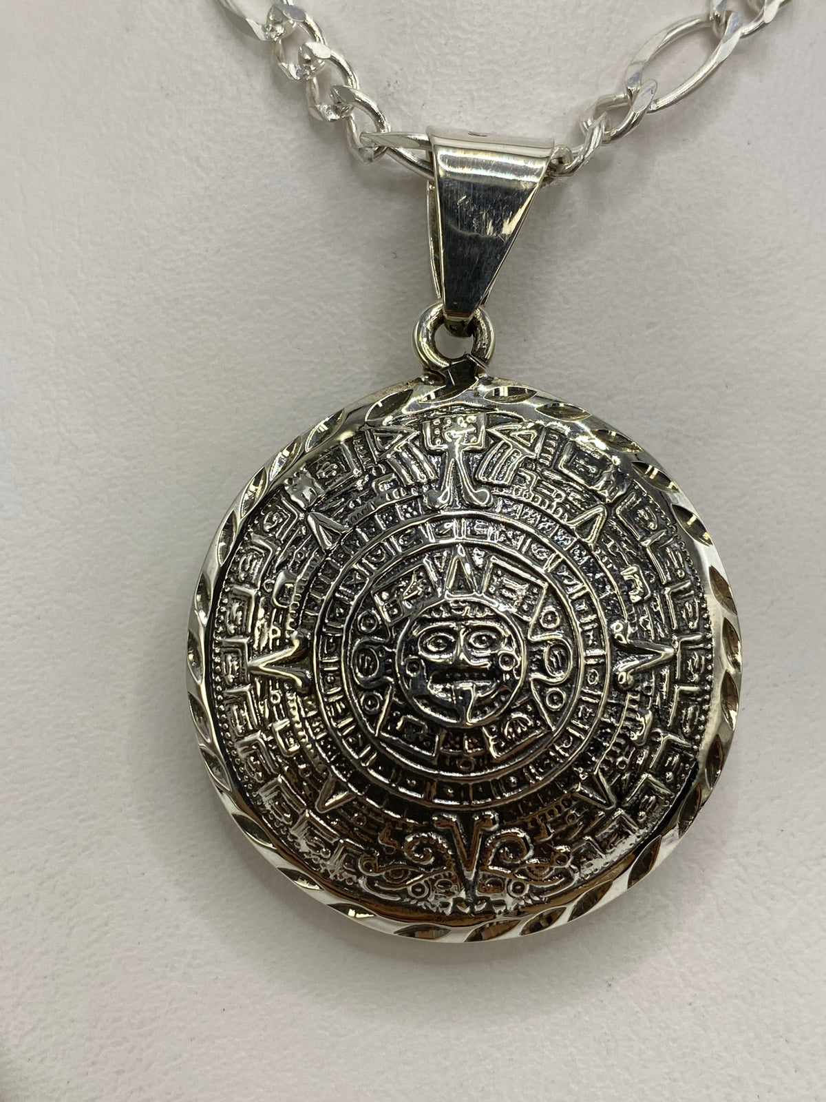 Dije de plata 925 con el Calendario Azteca grabado — vista frontal mostrando los círculos concéntricos y el rostro del Dios Sol
