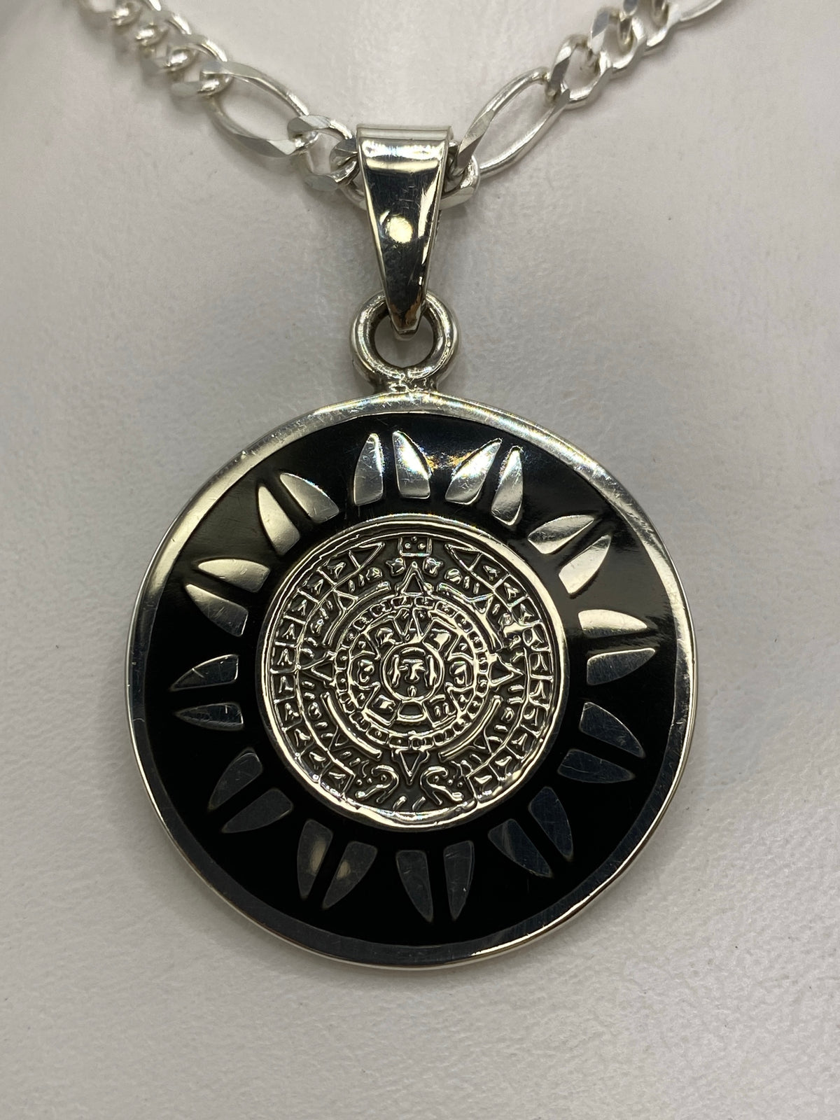 Dije de plata 925 con Calendario Azteca en relieve y ónix negro, colgante en cadena plateada