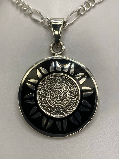 Dije de plata 925 con Calendario Azteca en relieve y ónix negro, colgante en cadena plateada