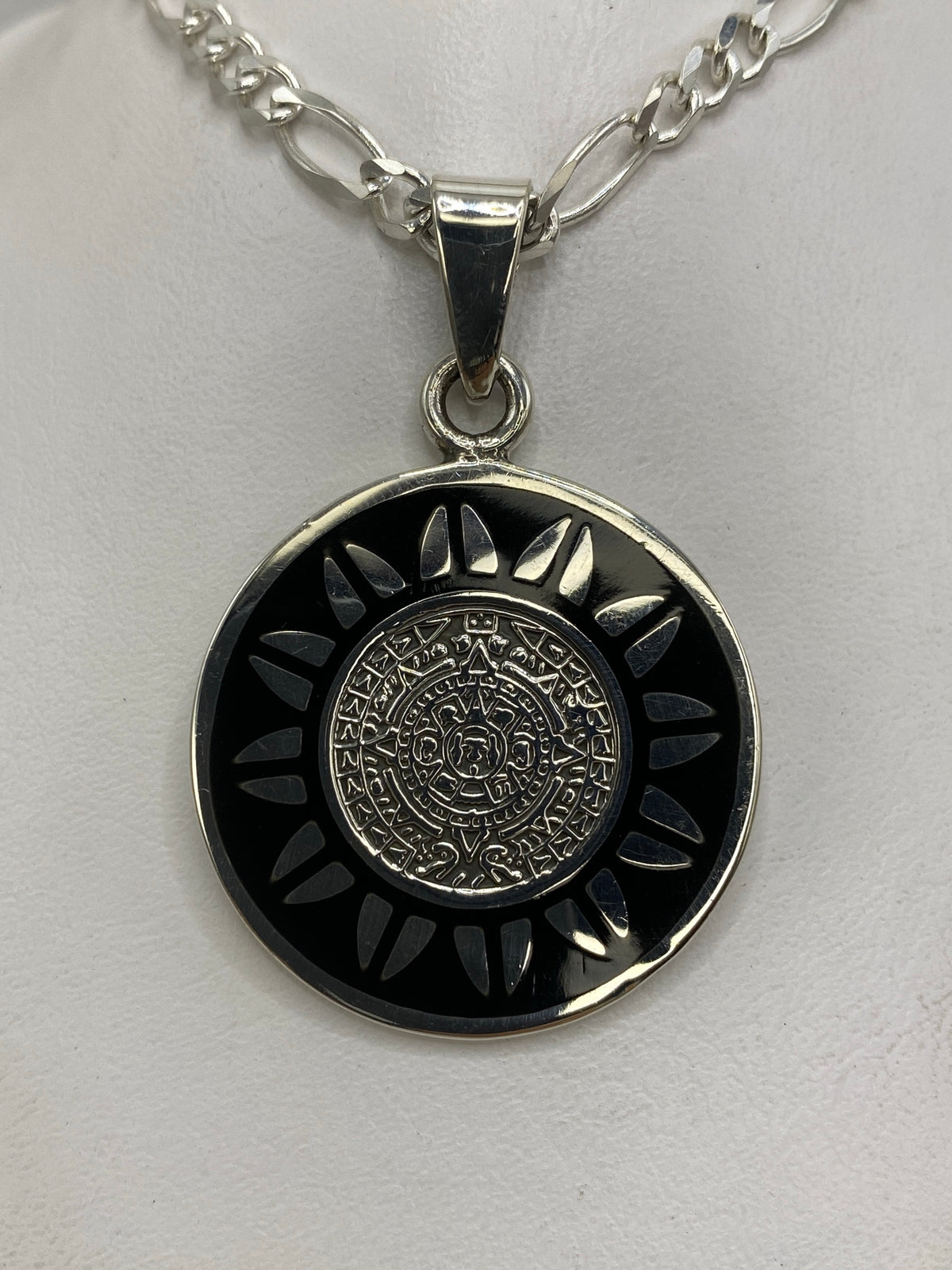Detalle frontal del Calendario Azteca con glifos prehispánicos grabados en plata y ónix