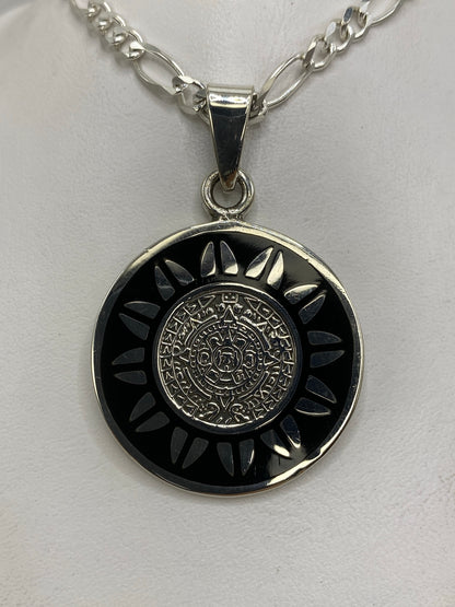 Detalle frontal del Calendario Azteca con glifos prehispánicos grabados en plata y ónix