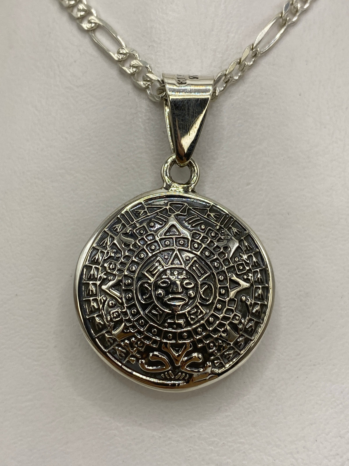 Dije de plata 925 con calendario azteca de cinco soles concéntricos, 4 cm de largo